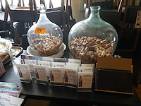 2 vazen met champagnekurken en -capsules + plexi tafelbordjes - afbeelding 1 van  3