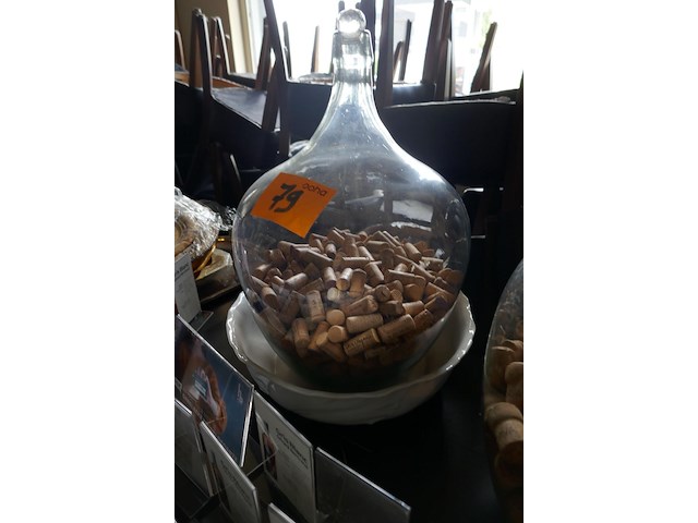 2 vazen met champagnekurken en -capsules + plexi tafelbordjes - afbeelding 2 van  3