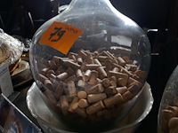2 vazen met champagnekurken en -capsules + plexi tafelbordjes - afbeelding 2 van  3