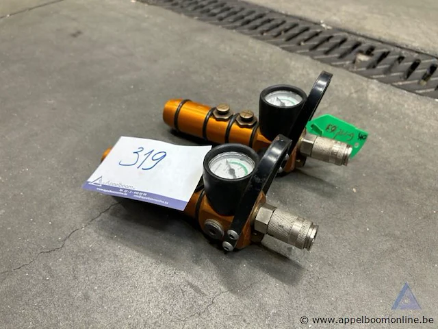 2 verdeelblokken voor hefkussens holmatro, met manometers, 8 bar. - afbeelding 1 van  2