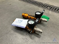 2 verdeelblokken voor hefkussens holmatro, met manometers, 8 bar.