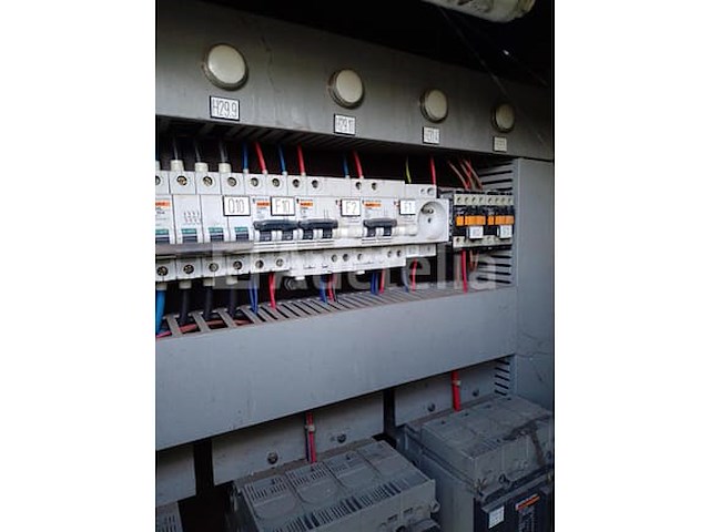 2 verdeelkasten (werfkasten) – met inhoud - afbeelding 1 van  10