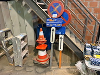 2 verkeersborden, 10 kegels - afbeelding 1 van  3