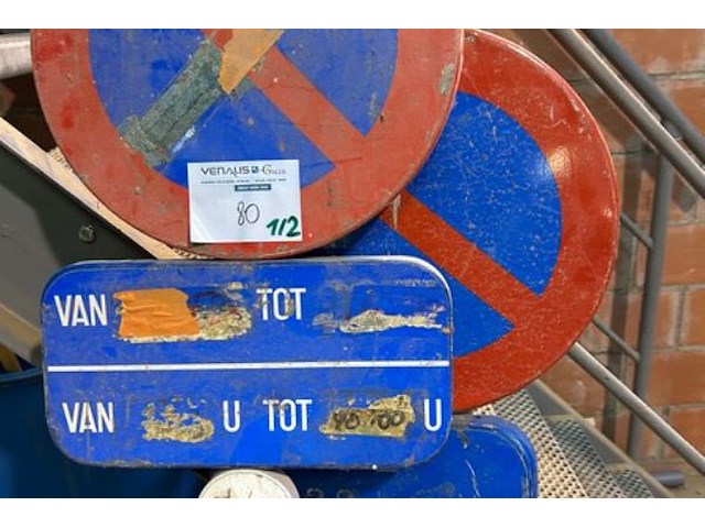 2 verkeersborden, 10 kegels - afbeelding 2 van  3