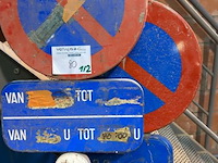 2 verkeersborden, 10 kegels - afbeelding 2 van  3