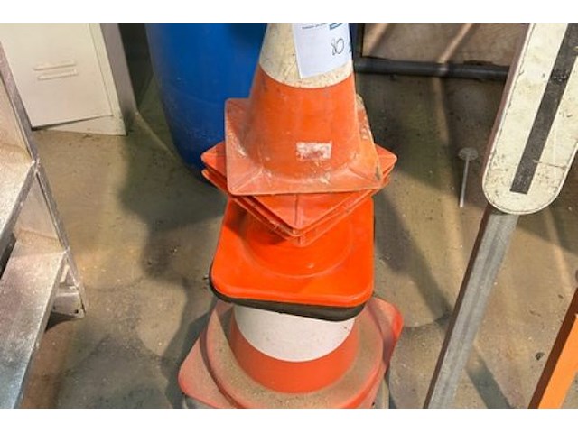 2 verkeersborden, 10 kegels - afbeelding 3 van  3