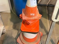 2 verkeersborden, 10 kegels - afbeelding 3 van  3