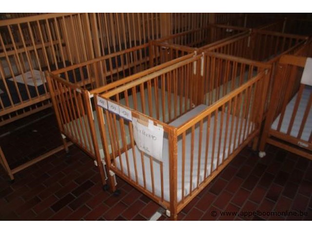 2 verrijdbare houten bedjes afm 125x68x90cm - afbeelding 1 van  1