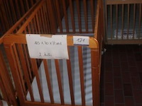 2 verrijdbare houten bedjes afm 125x70x103cm - afbeelding 1 van  1