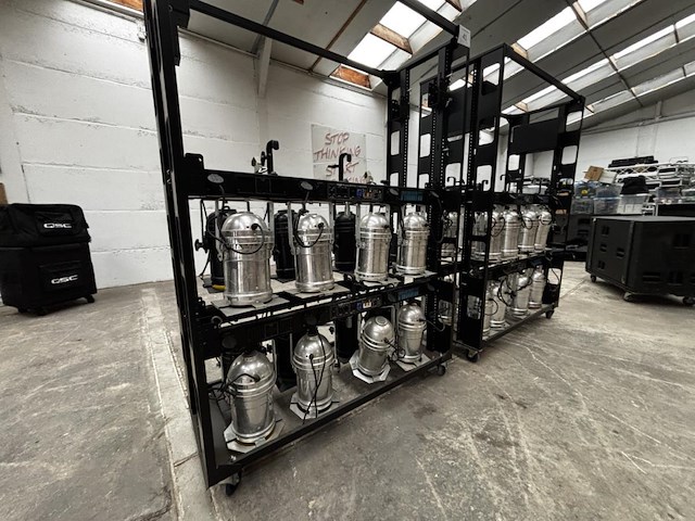 2 verrijdbare racks met par-56 spots - afbeelding 2 van  8