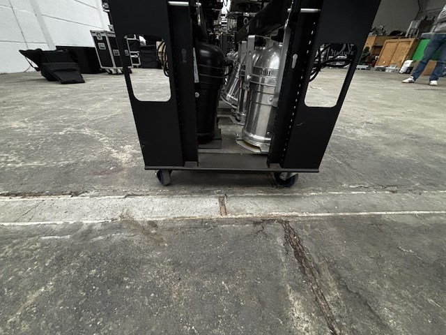 2 verrijdbare racks met par-56 spots - afbeelding 3 van  8