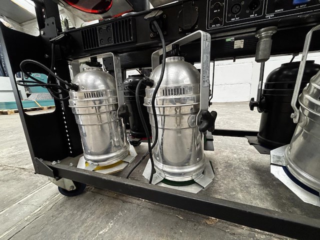 2 verrijdbare racks met par-56 spots - afbeelding 6 van  8