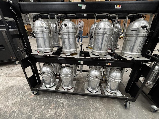 2 verrijdbare racks met par-56 spots - afbeelding 8 van  8