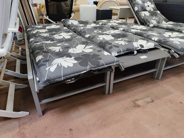 2 verstelbare metalen ligbedden met wieltjes met ligbedkussen (aan 1 ligbed ontbreekt een wieltje) - afbeelding 2 van  4