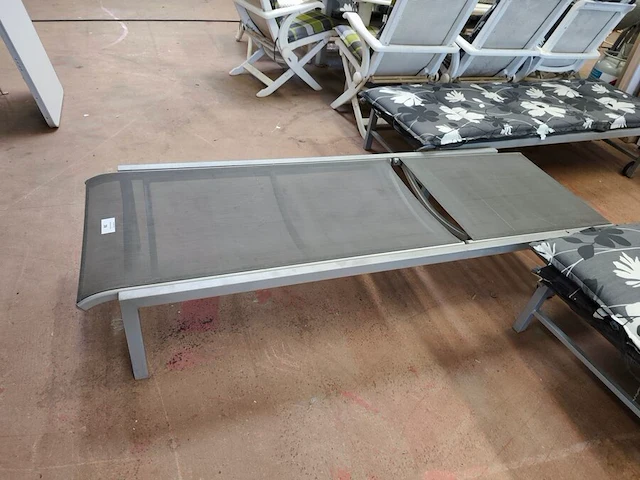 2 verstelbare metalen ligbedden met wieltjes met ligbedkussen (aan 1 ligbed ontbreekt een wieltje) - afbeelding 3 van  4