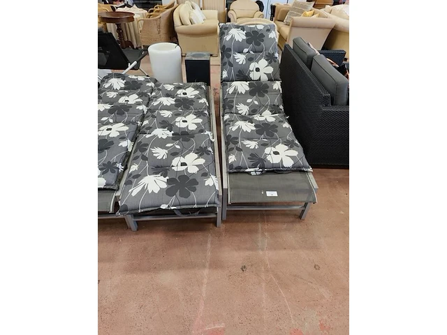 2 verstelbare metalen ligbedden met wieltjes met ligbedkussen - afbeelding 1 van  5
