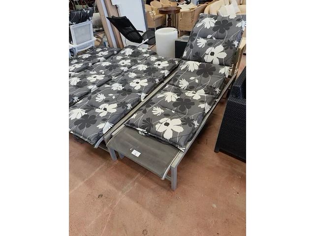 2 verstelbare metalen ligbedden met wieltjes met ligbedkussen - afbeelding 2 van  5
