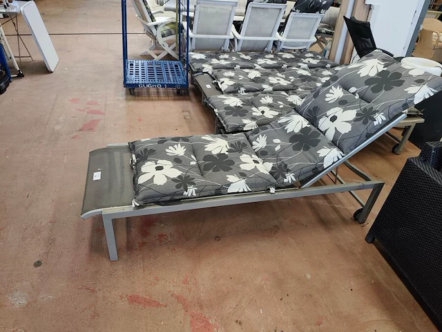 2 verstelbare metalen ligbedden met wieltjes met ligbedkussen - afbeelding 3 van  5