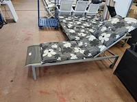 2 verstelbare metalen ligbedden met wieltjes met ligbedkussen - afbeelding 3 van  5