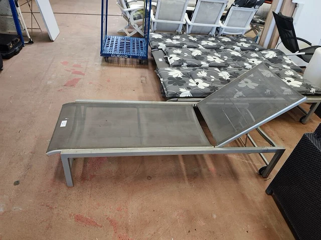 2 verstelbare metalen ligbedden met wieltjes met ligbedkussen - afbeelding 4 van  5