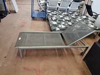 2 verstelbare metalen ligbedden met wieltjes met ligbedkussen - afbeelding 4 van  5