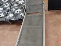 2 verstelbare metalen ligbedden met wieltjes met ligbedkussen - afbeelding 5 van  5
