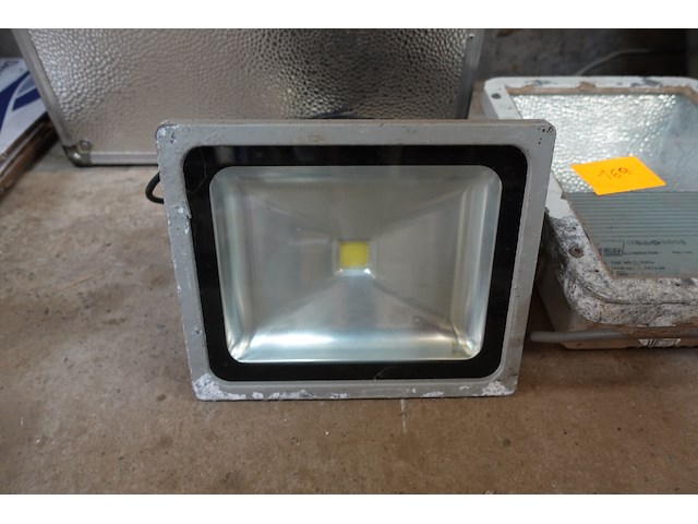 2 verstralers (1x led en 1x halogeen) - afbeelding 2 van  3