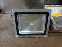 2 verstralers (1x led en 1x halogeen) - afbeelding 2 van  3