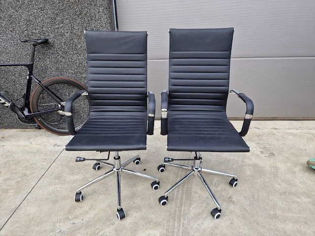 2 verzorgde bureelstoelen - afbeelding 1 van  12