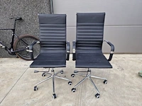 2 verzorgde bureelstoelen