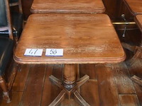 2 vierkante houten tafels - afbeelding 1 van  1