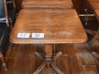 2 vierkante houten tafels - afbeelding 1 van  1
