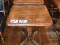 2 vierkante houten tafels - afbeelding 1 van  1