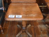 2 vierkante houten tafels - afbeelding 1 van  1