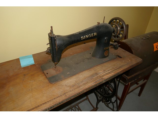 2 vintage naaimachines singer en ruby - afbeelding 2 van  6