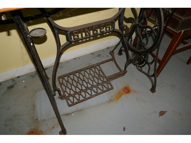 2 vintage naaimachines singer en ruby - afbeelding 3 van  6