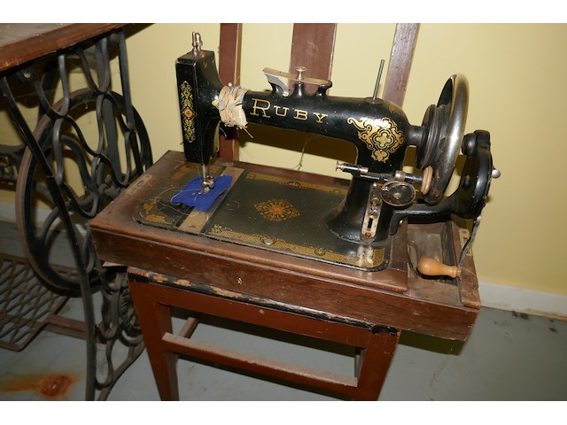 2 vintage naaimachines singer en ruby - afbeelding 4 van  6