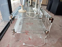 2 vintage tweelaagse salontafels van helder plexiglas en glas met metalen hoekdetails 70x70 cm - afbeelding 2 van  5