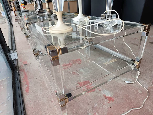 2 vintage tweelaagse salontafels van helder plexiglas en glas met metalen hoekdetails 70x70 cm - afbeelding 3 van  5