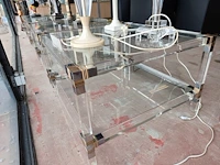 2 vintage tweelaagse salontafels van helder plexiglas en glas met metalen hoekdetails 70x70 cm - afbeelding 3 van  5