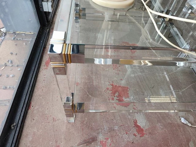 2 vintage tweelaagse salontafels van helder plexiglas en glas met metalen hoekdetails 70x70 cm - afbeelding 4 van  5