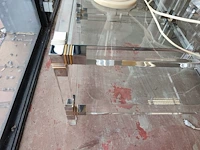 2 vintage tweelaagse salontafels van helder plexiglas en glas met metalen hoekdetails 70x70 cm - afbeelding 4 van  5