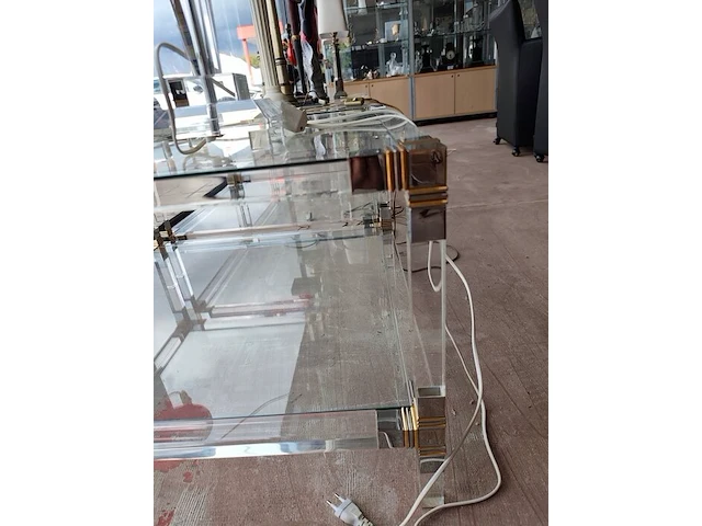 2 vintage tweelaagse salontafels van helder plexiglas en glas met metalen hoekdetails 70x70 cm - afbeelding 5 van  5