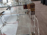 2 vintage tweelaagse salontafels van helder plexiglas en glas met metalen hoekdetails 70x70 cm - afbeelding 5 van  5