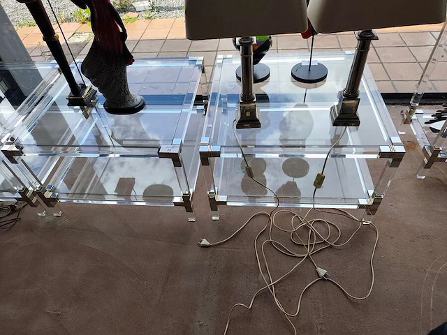 2 vintage tweelaagse salontafels van helder plexiglas en glas met metalen hoekdetails 70x70 cm - afbeelding 1 van  4