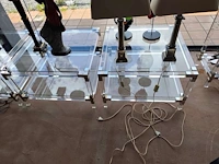 2 vintage tweelaagse salontafels van helder plexiglas en glas met metalen hoekdetails 70x70 cm