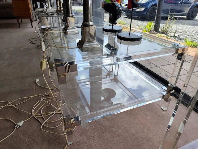 2 vintage tweelaagse salontafels van helder plexiglas en glas met metalen hoekdetails 70x70 cm - afbeelding 2 van  4