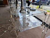 2 vintage tweelaagse salontafels van helder plexiglas en glas met metalen hoekdetails 70x70 cm - afbeelding 2 van  4