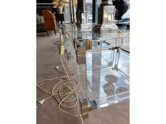 2 vintage tweelaagse salontafels van helder plexiglas en glas met metalen hoekdetails 70x70 cm - afbeelding 3 van  4