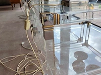 2 vintage tweelaagse salontafels van helder plexiglas en glas met metalen hoekdetails 70x70 cm - afbeelding 3 van  4